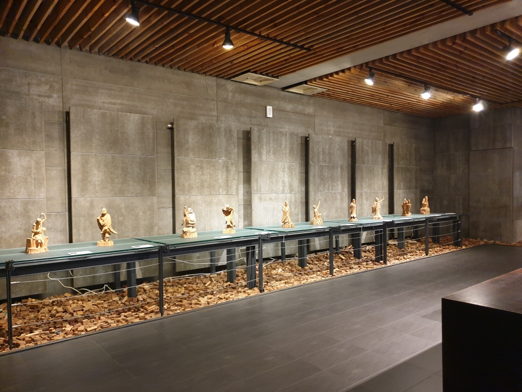 二館301展廳展出李秉圭羅漢雕刻