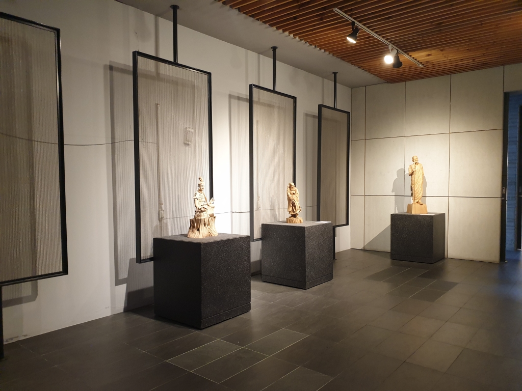 二館304展廳展出李秉圭宗教人物雕刻